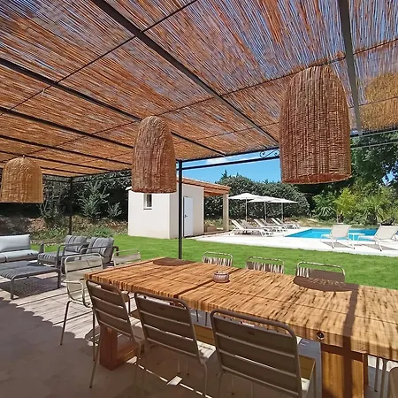 Maison Familiale A Avec Piscine Privee