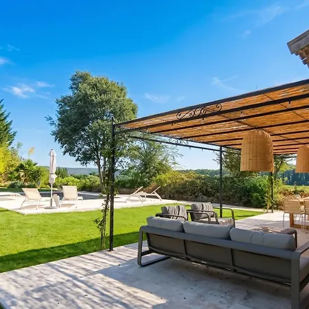 Maison Familiale A Avec Piscine Privee
